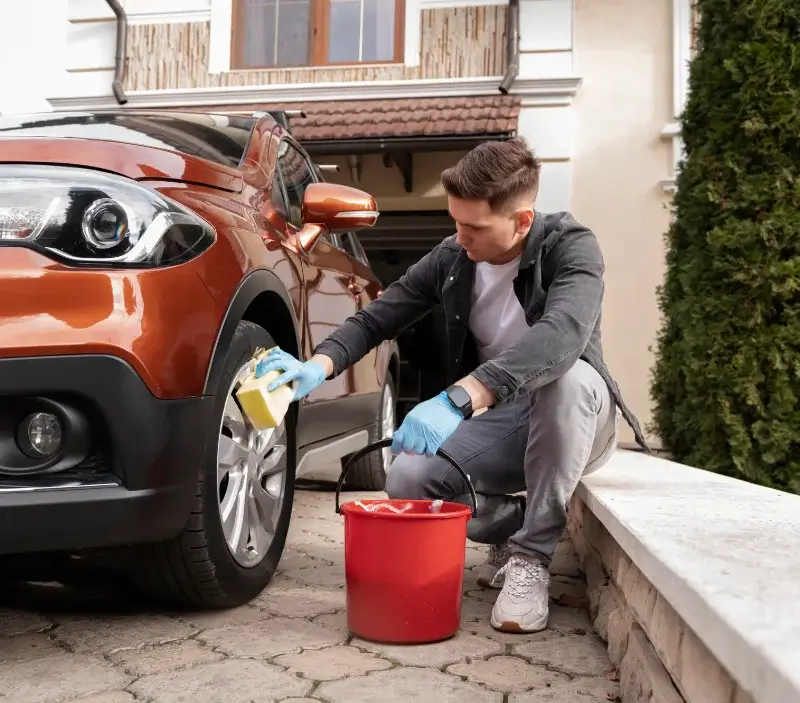Lavage auto à domicile Parçay-sur-Vienne : professionnel intervenant sur un véhicule
